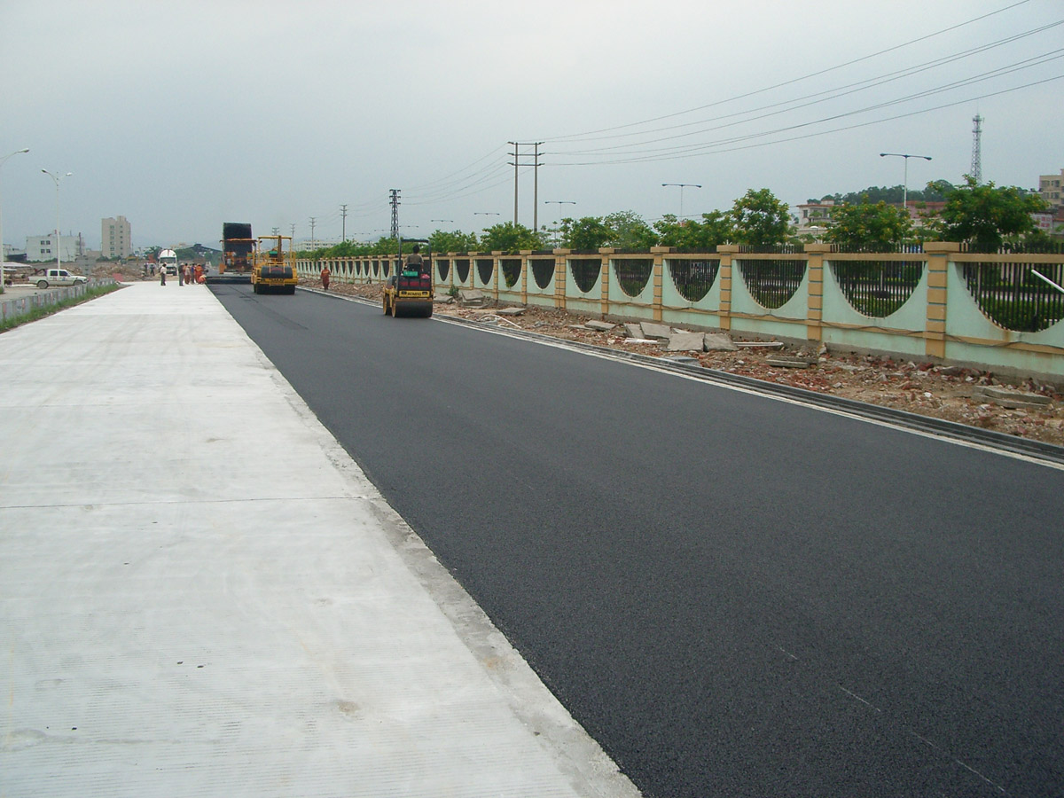 花都區(qū)東風日產(chǎn)試車跑道瀝青混凝土攤鋪